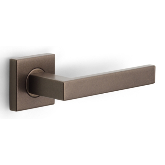 Deurklink BASICS BSQ2-G op vierkant rozet brons