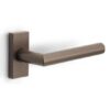 Deurklink BASICS LBII-19Q32G op rechthoekig rozet brons