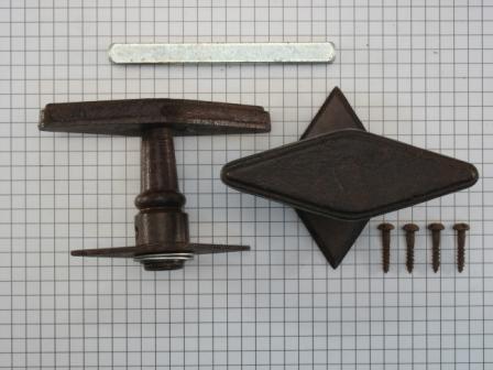 Klinkset ruitvormig, op ruitvormige achterplaat, ijzer geroest