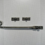 Raamuitzetter met krul, ijzer blank