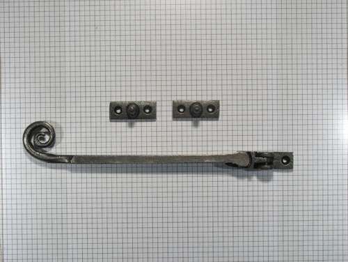 Raamuitzetter met krul, ijzer blank