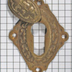 Sleutelplaat messing antiek met afdekplaatje.