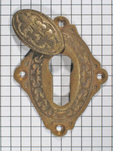 Sleutelplaat messing antiek met afdekplaatje.