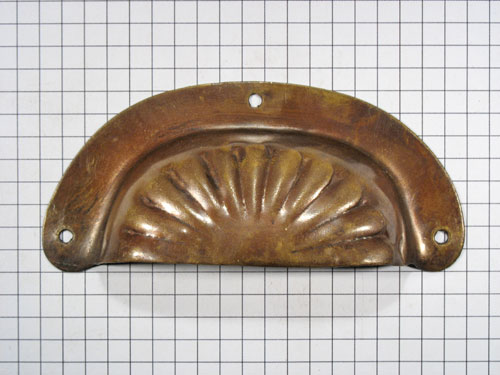 Komgreep gestanst met zonnestralen, messing antiek