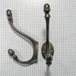 Hoed en jashaak met eikel, ijzer geroest