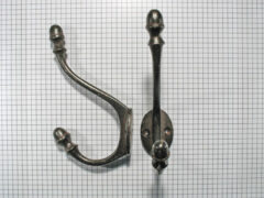 Hoed en jashaak met eikel, ijzer geroest