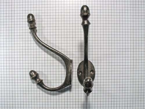 Hoed en jashaak met eikel, ijzer geroest