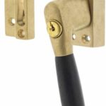 Intersteel SKG1 Afsluitbare raamsluiting rechts Ton 400 messing getrommeld/ebbenhout compleet