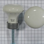 Porseleinen knop wit met blank ijzeren voet 30 mm