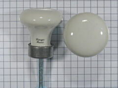 Porseleinen knop wit met blank ijzeren voet 30 mm