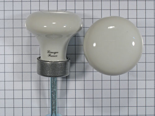 Porseleinen knop wit met blank ijzeren voet 30 mm