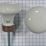 Porseleinen knop wit 35 mm met ijzer geroeste voet
