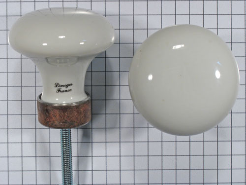 Porseleinen knop wit 35 mm met ijzer geroeste voet