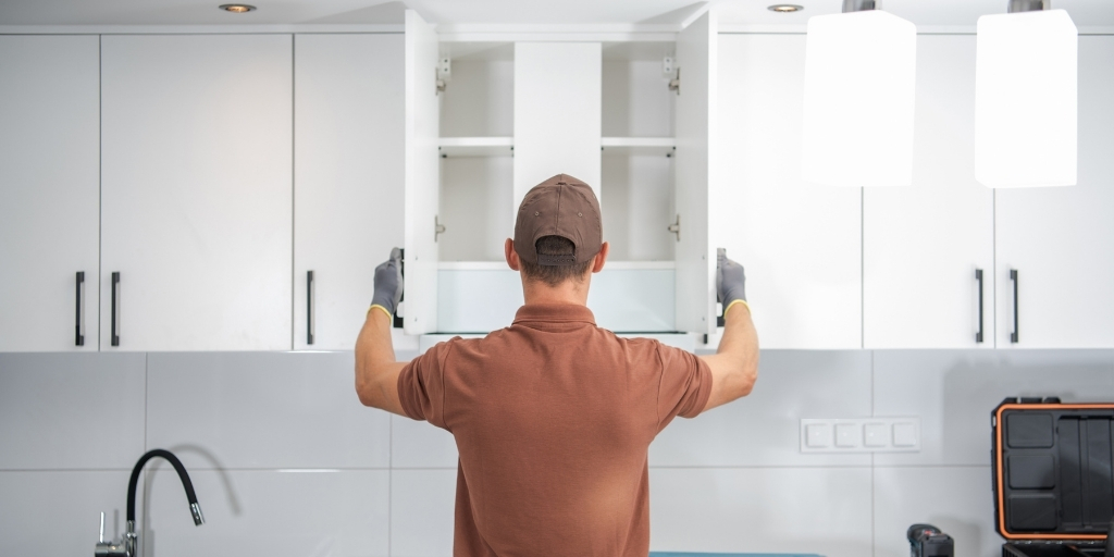 Hoe moet ik een keukenkast ophangen?