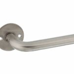 P+E Gatdeel deurkruk L-model op ronde rozet 8mm stift rvs geborsteld