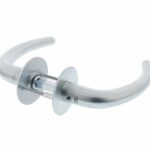 P+E Deurkruk Sabel op ronde rozet 8mm stift rvs geborsteld