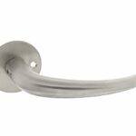 P+E Gatdeel deurkruk Sabel op ronde rozet 8mm stift rvs geborsteld