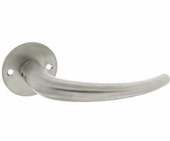 P+E Gatdeel deurkruk Sabel op ronde rozet 8mm stift rvs geborsteld