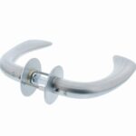 P+E Deurkruk 'Erick' op ronde rozet 8mm stift rvs geborsteld