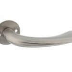 P+E Gatdeel deurkruk 'Erick' op ronde rozet 8mm stift rvs geborsteld