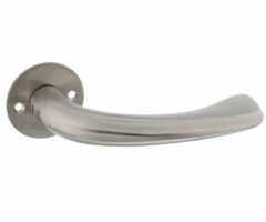 P+E Gatdeel deurkruk 'Erick' op ronde rozet 8mm stift rvs geborsteld