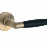 Deurkruk op geveerd rozet Ton ebben/Vivo messing antiek