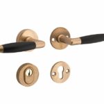 SKG3 kruk/kruk op rozet Ton Rechts + kerntrekbeveiliging messing antiek