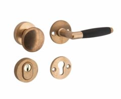 SKG3 knop/kruk op rozet Ton Rechts + kerntrekbeveiliging messing antiek