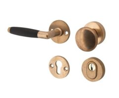 SKG3 knop/kruk op rozet Ton Links + kerntrekbeveiliging messing antiek