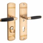 SKG3 PC92 kruk/kruk op schild Ton Rechts + kerntrekbeveiliging messing antiek