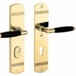 SKG3 PC72 kruk/kruk op schild Ton Rechts + kerntrekbeveiliging messing gelakt/messing PVD