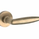 Deurkruk op geveerd rozet Dudok/Vivo messing antiek