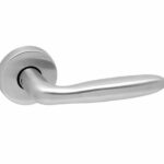 Deurkruk op rozet Cino rvs mat