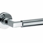 Deurkruk op geveerd rozet Bauhaus/Vivo glans chroom