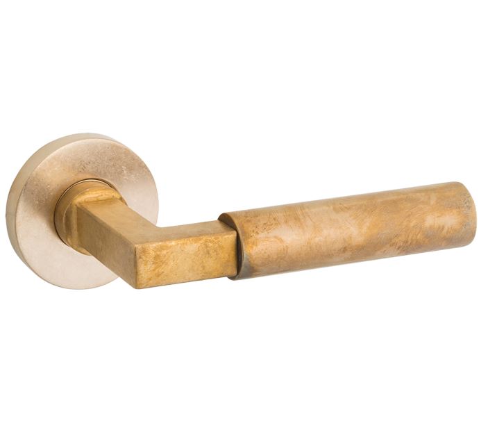 Deurkruk op geveerd rozet Bauhaus/Vivo messing antiek