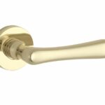 Deurkruk op geveerd rozet Linea/Vivo messing gelakt