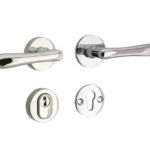 SKG3 kruk/kruk op rozet Linea Rechts + kerntrekbeveiliging glans nikkel/glans chroom