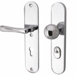 SKG3 PC92 knop/kruk op ovaal schild Linea Links + kerntrekbeveiliging glans chroom