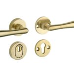 SKG3 kruk/kruk op rozet Linea Rechts + kerntrekbeveiliging messing antiek