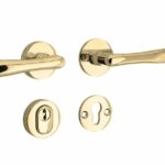 SKG3 kruk/kruk op rozet Linea Rechts + kerntrekbeveiliging messing gelakt/messing PVD