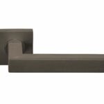 Deurkruk BASIC BSQ1-G op vierkant rozet Brons
