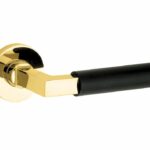 Deurkruk op geveerd rozet Bauhaus ebben/Vivo messing ongelakt