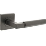 Intersteel deurkruk Bau-Stil op vierkant rozet antraciet grijs