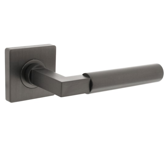 Intersteel deurkruk Bau-Stil op vierkant rozet antraciet grijs
