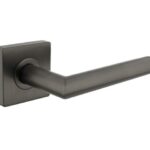 Intersteel deurkruk Bastian op vierkant rozet antraciet grijs
