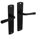 Intersteel deurkruk Helena op schild 230x44mm blind zwart