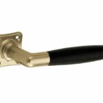 Deurkruk op geveerd vierkant rozet Ton ebben messing antiek