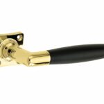 Deurkruk op ongeveerd vierkant rozet Ton ebben messing ongelakt