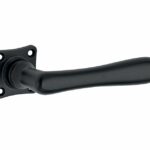 Deurkruk op geveerd vierkant rozet Linea mat zwart