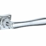 Deurkruk op ongeveerd vierkant rozet Linea glans chroom